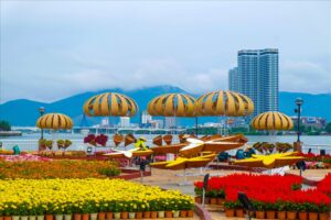 Đường phố được trang trí rực rỡ đón xuân