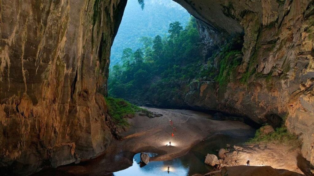 Du lịch Quảng Bình - Hang Én