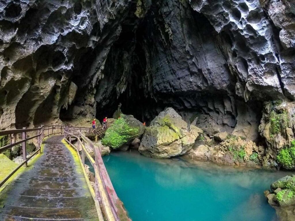 Du lịch Quảng Bình - Sông Chày Hang Tối