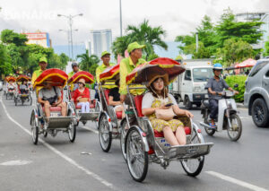 Du khách dạo phố bằng xích lô